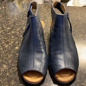 Navy leather peep toe shoe